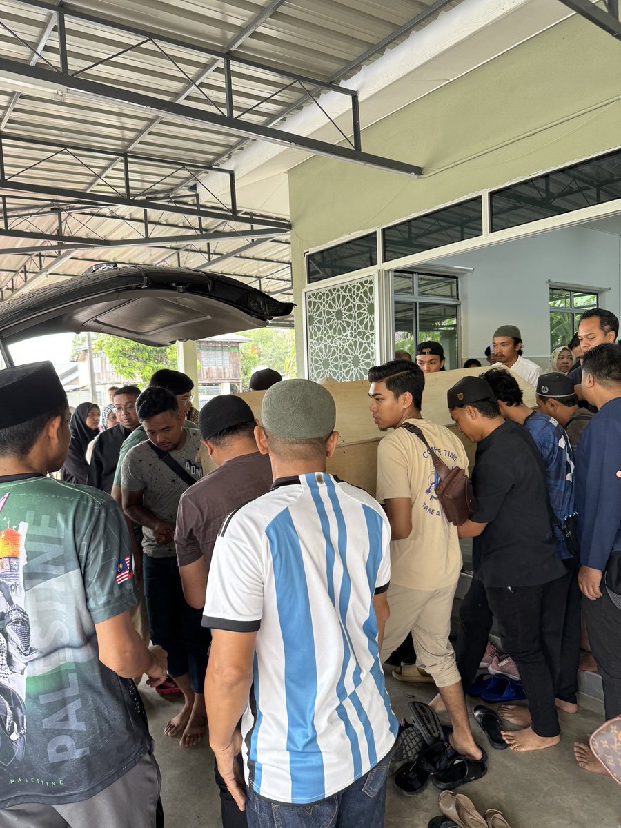 asmidarisme's tweet photo. Hilang nya permata berharga Mek Mulung. En. Saipol Bahari adalah guru sy dan rakan pensyarah yg sama2 mengajar di aswara. Jasanya membina semula bangsal dan mengangkat mek mulung hingga mendapat pengiktirafan UNESCO tdk akan terpadam. Beliau meninggal mlm td. Al fatihah. https://t.co/wv2Dy5URd9