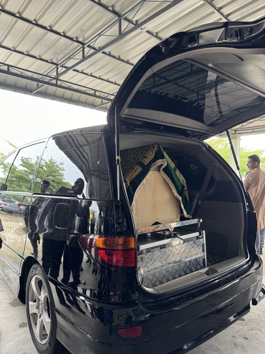 asmidarisme's tweet photo. Hilang nya permata berharga Mek Mulung. En. Saipol Bahari adalah guru sy dan rakan pensyarah yg sama2 mengajar di aswara. Jasanya membina semula bangsal dan mengangkat mek mulung hingga mendapat pengiktirafan UNESCO tdk akan terpadam. Beliau meninggal mlm td. Al fatihah. https://t.co/wv2Dy5URd9