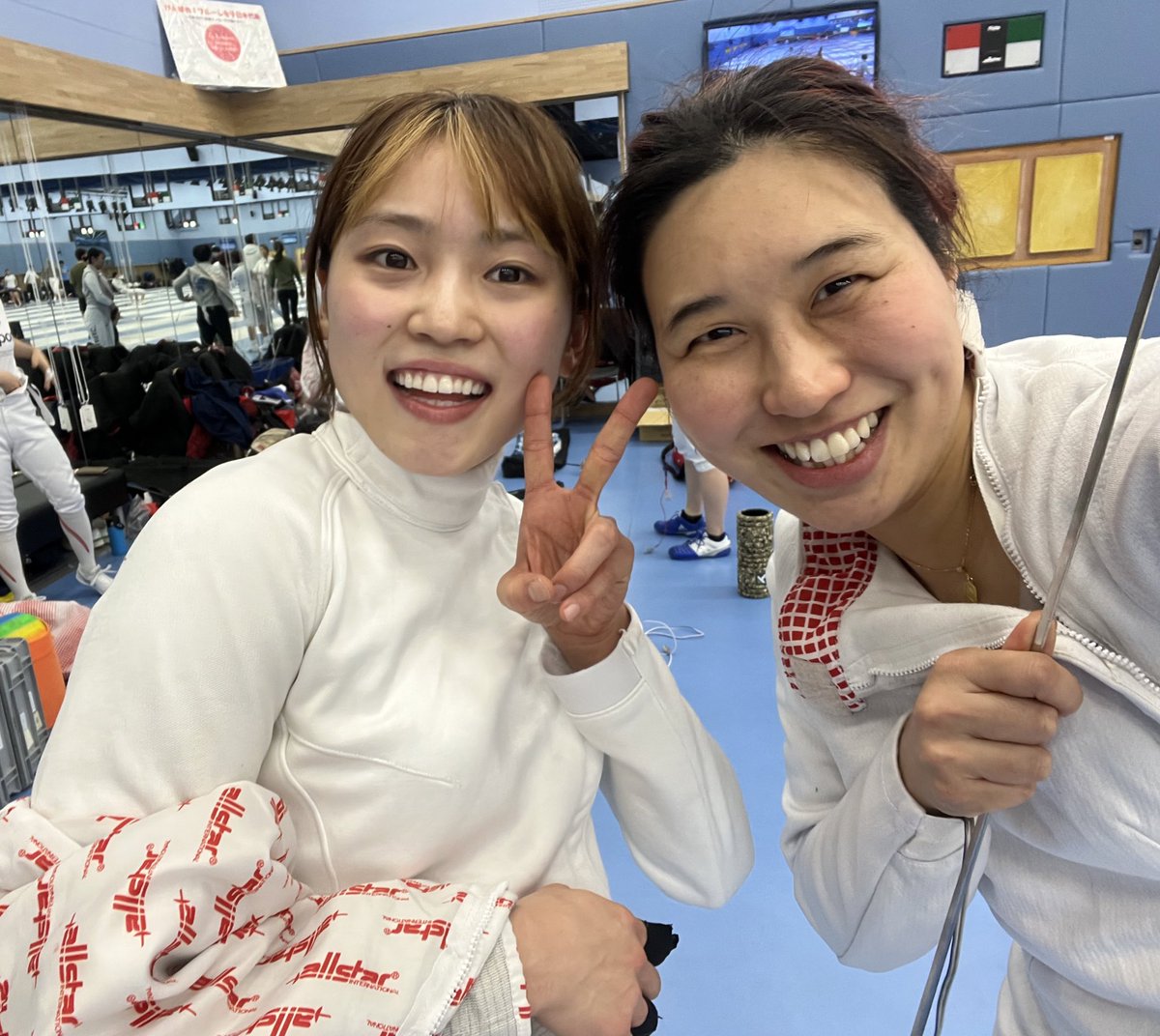 marino_fencing's tweet photo. 【🎁クリスマスカップ🎄】

私はフルーレという種目を数億年ぶりに
やり��して笑
（普段はサーブルをしてます）

2人1組で戦うチーム戦ですが
相方も頑張ってくれて
優勝できました😂👑💓

笑い過ぎて喉が枯れそうになり
フェンシングって改めて
楽しいなと思えた日でした🤺

皆様、よいクリスマスを💕 https://t.co/fEFtJ4xGUo