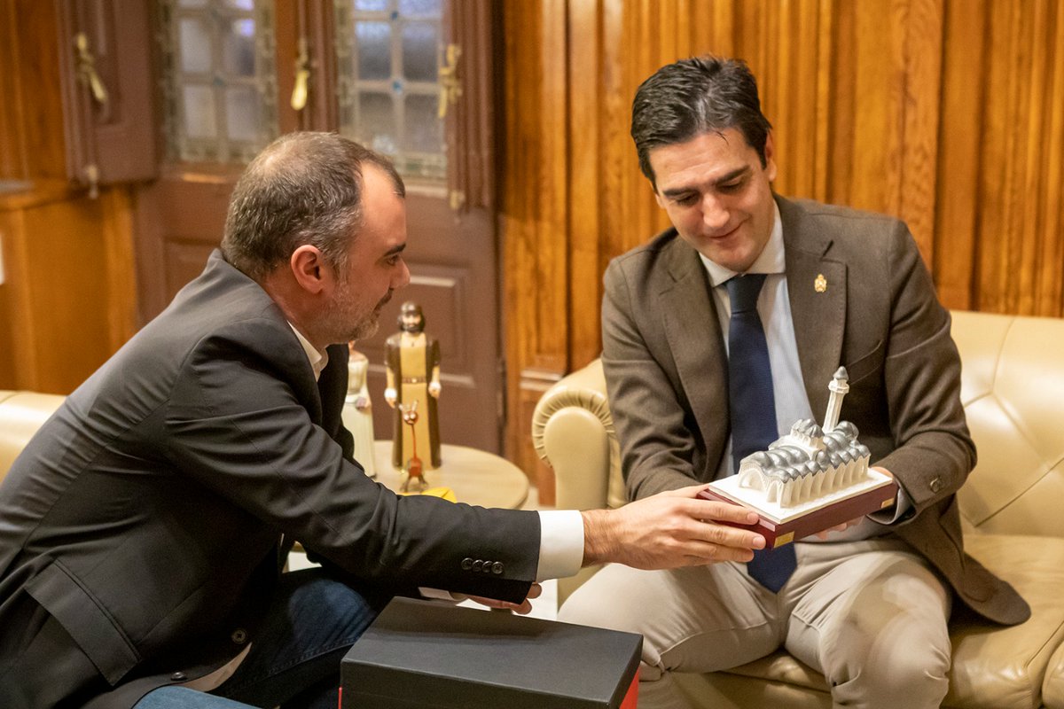 marinoaguilera's tweet photo. Muy agradecido a #Tarrassa y #Cataluña por las muestras de cariño recibidas como representantes del pueblo de Alcalá. Seguiremos estrechando vínculos y acercando Alcalá a los muchos alcalaínos residentes en Cataluña. https://t.co/PYzgXfYujp
