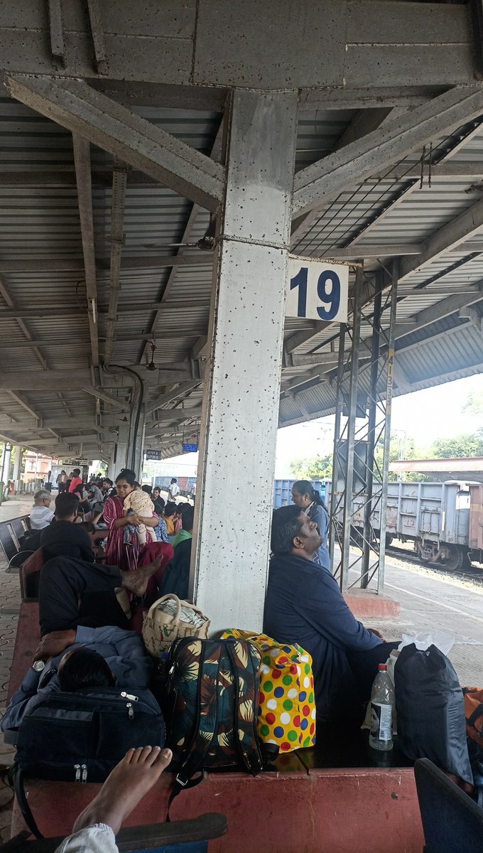 SoulifyUniverse's tweet photo. 01446 karmali Pune spl festival train not arrived at karmali even at 12:06pm, schedule dep at 09:20am. Passengers are clueless, tired and station master doesn't respond with apt information https://t.co/JGhE7gsKS3
