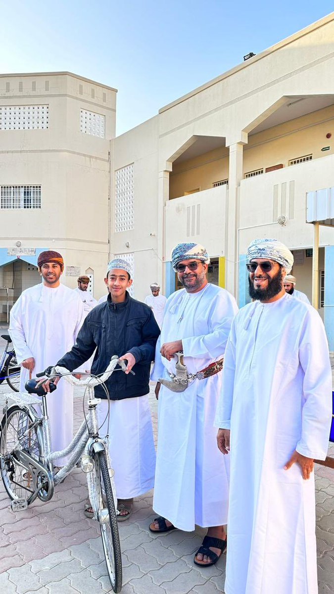 ضمن المسابقة التحفيزية  امسح و اربح تم اليوم توزيع الجوائز و عمل القرعة بين الطلبة المتأهلين للفوز حيث تم تكريم اكثر من ٨٠ طالب رعى المناسبة سعادة الشيخ يعقوب بن محمد الحارثي عضو مجلس الشورى ممثل ولاية القابل.
#تعليمية_شمال_الشرقية