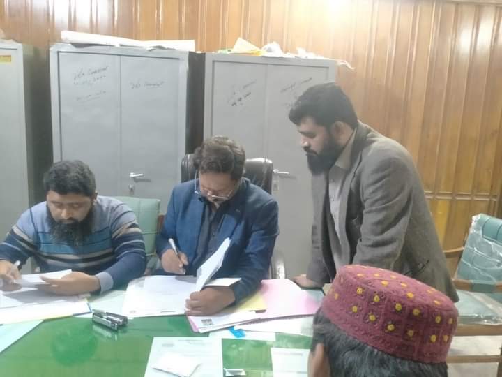 PNP_OfficiaI's tweet photo. ضلع مظفرگڑھ تحصیل علی پور کے حلقہ پی پی 274 سے پاکستان نظریاتی پارٹی کے امیدوار ملک عبداللہ نے اپنے کاغذات نامزدگی آ ر او آ فس میں جمع کردیے ھیں اس موقع پر میڈیا سے گفتگو کرتے ہوئے ان کا کہنا تھا کہ ھمارا منشور ھے  ھم اقتدار میں کر تھانہ کچہری کی سیاست کو ختم کر دیں گے https://t.co/2tKtqDqvQ5