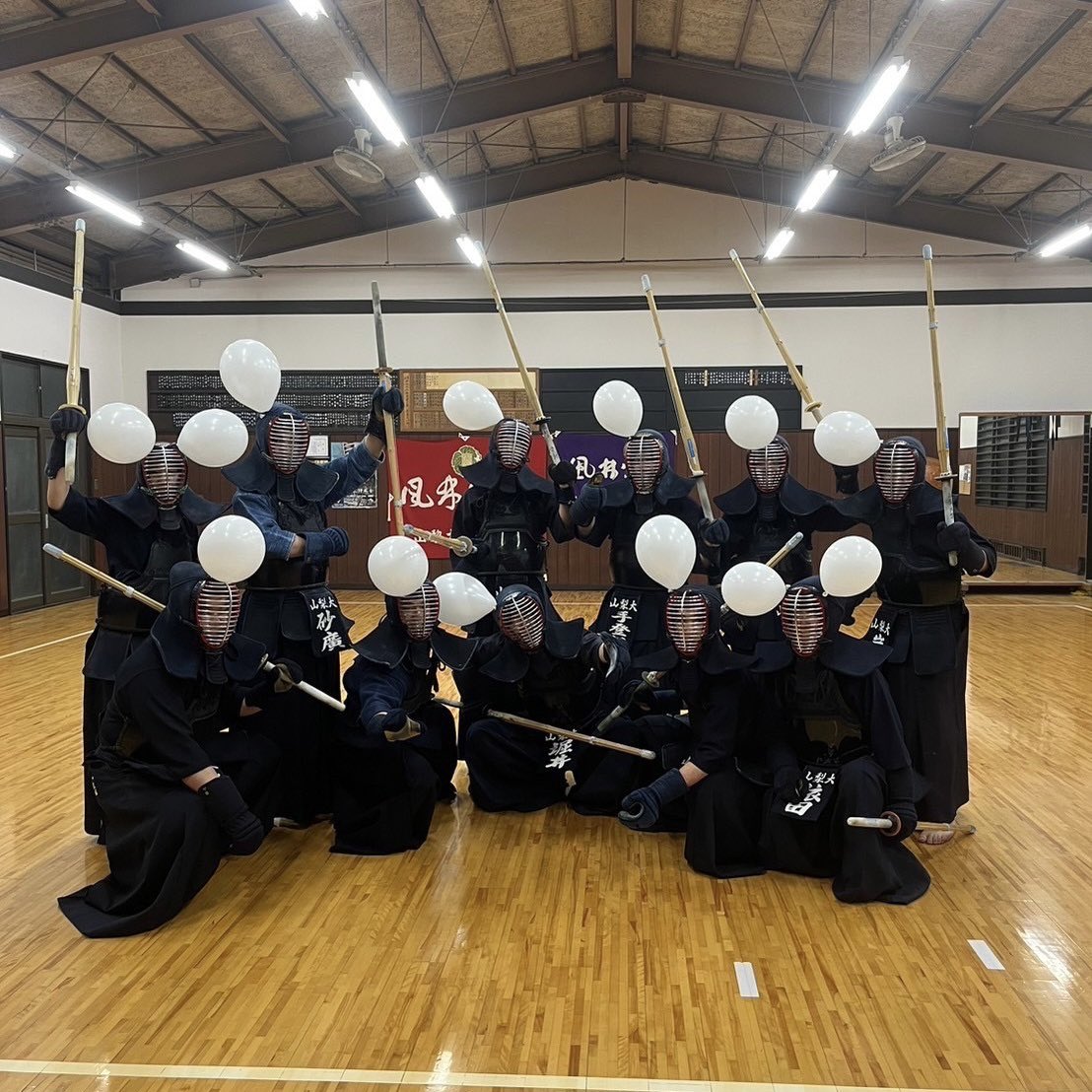 山梨大学剣道部です。
12/22に稽古納めを行いました。
今年一年、たくさんの応援ありがとうございました。

2024年も部員一丸となり、目標を高くもって稽古に励んでまいります。

来年度も応援のほどよろしくお願いいたします。