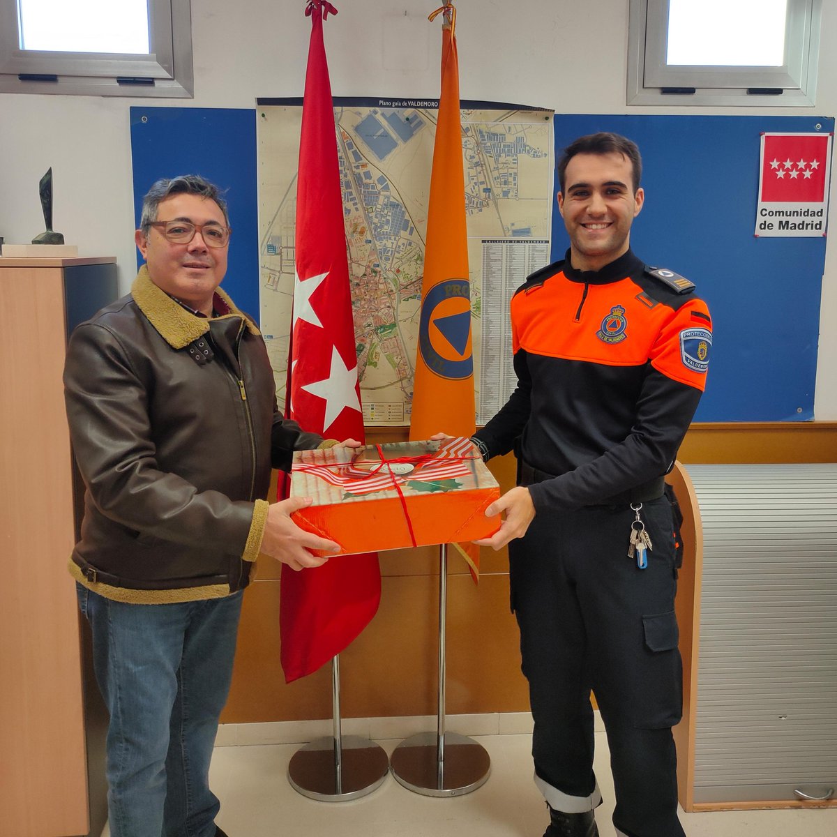 ACUSVAL ha querido agradecer a la Agrupación de Voluntarios de Protección Civil de Valdemoro su espléndido trabajo por los vecinos y vecinas de nuestra ciudad obsequiándoles con una "cesta navideña".  Sois lo mejor de nuestra ciudad y os queremos ¡Feliz Navidad!