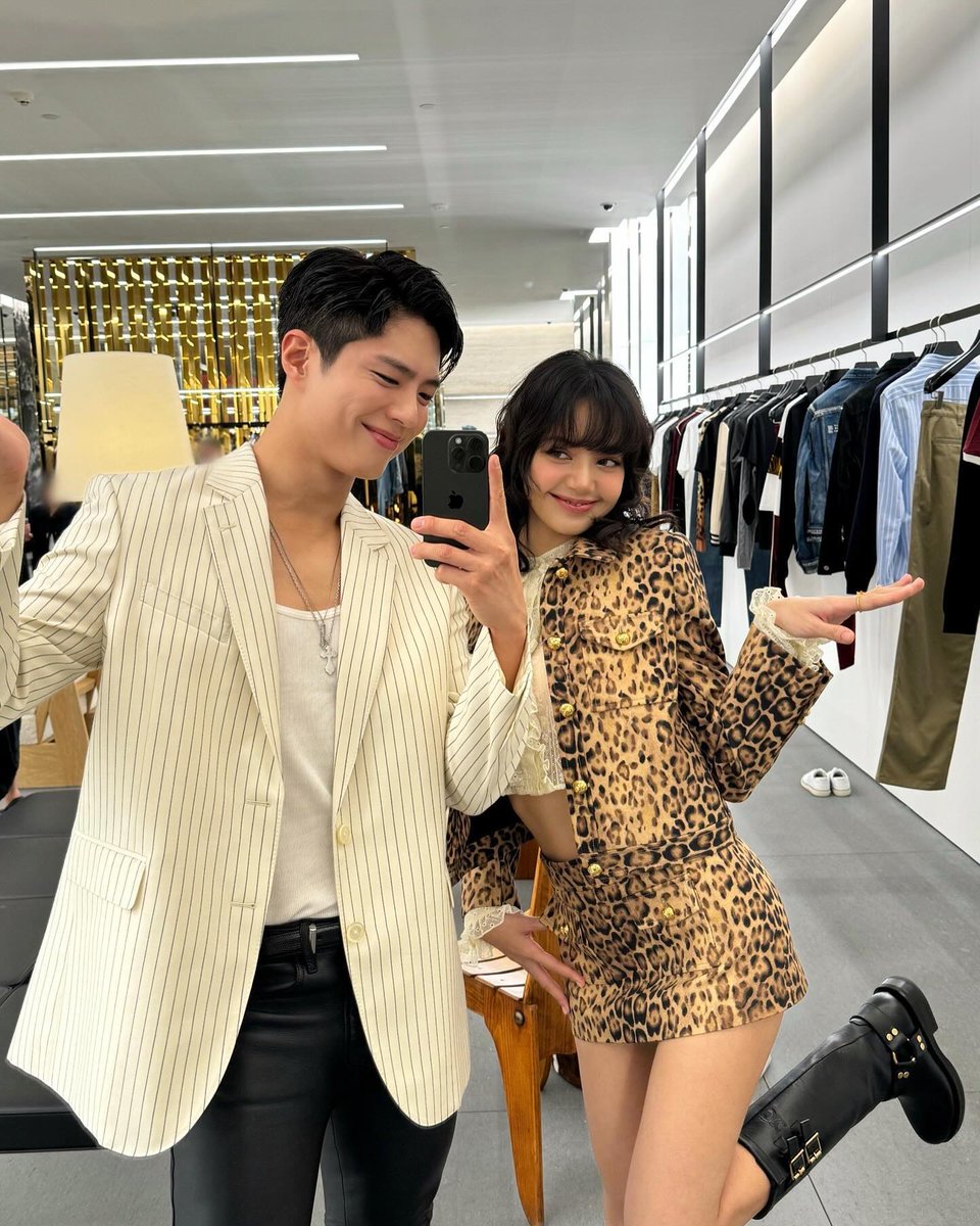 babylalisalloud's tweet photo. ลิซ่ากับพี่โบกอมน่ารักมากก #LISA https://t.co/NI1fg3s1oJ