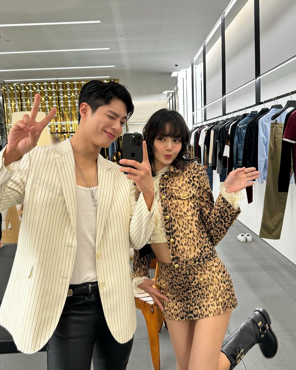 babylalisalloud's tweet photo. ลิซ่ากับพี่โบกอมน่ารักมากก #LISA https://t.co/NI1fg3s1oJ