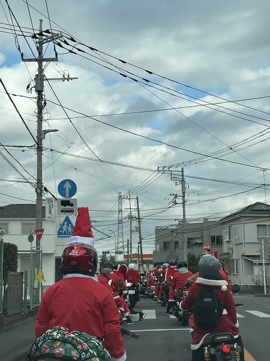 24038T's tweet photo. 今日は神奈川座間市にあるRibertyさん主催で施設にXmas🎁プレゼントを届に行ってきたよ✨
子供達がバイクにまたがったり鬼ごっこ、バスケして喜んでもらえて終始笑顔でした🎅
サンタさんの力ってやっぱ凄いなぁ✨
#サンタクロース
#サンタツーリング https://t.co/9n1oqOSkQY