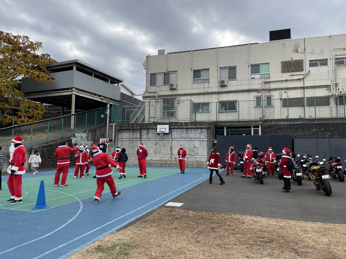 24038T's tweet photo. 今日は神奈川座間市にあるRibertyさん主催で施設にXmas🎁プレゼントを届に行ってきたよ✨
子供達がバイクにまたがったり鬼ごっこ、バスケして喜んでもらえて終始笑顔でした🎅
サンタさんの力ってやっぱ凄いなぁ✨
#サンタクロース
#サンタツーリング https://t.co/9n1oqOSkQY