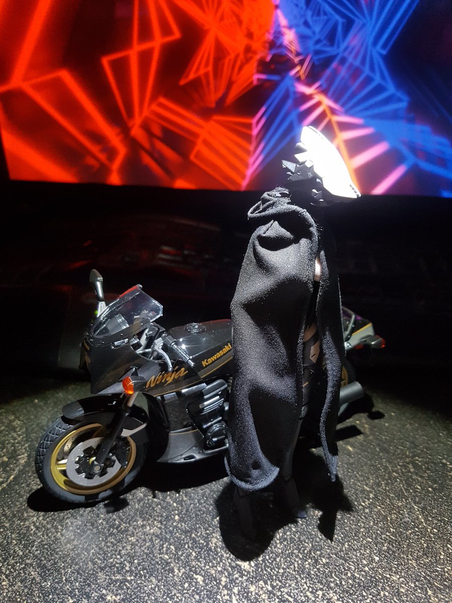 TheLocalBard's tweet image. Got the Assassin a cloak and motorcycle.  @wozhike makes an actual cloak for her but it&apos;s sold out everywhere so I got a different one.  Still looks good!

#SnailShellStudio #SnailShellAssassin #Assassin #ToyPhotography