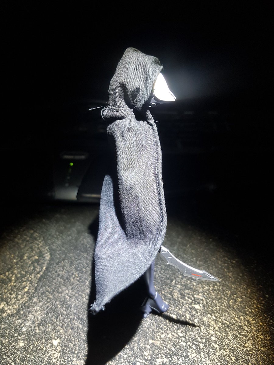 TheLocalBard's tweet image. Got the Assassin a cloak and motorcycle.  @wozhike makes an actual cloak for her but it&apos;s sold out everywhere so I got a different one.  Still looks good!

#SnailShellStudio #SnailShellAssassin #Assassin #ToyPhotography