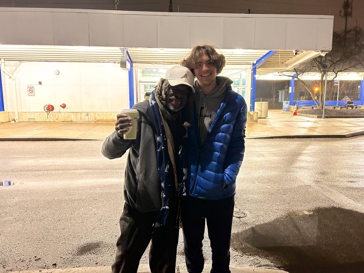 Labre #1097: An alumni reunion and delicious steak dinner! 

No better way to spend Christmas Eve Eve than spreading smiles and holiday cheer to our friends on the streets. 

Thanks to our alumni and <a href="/SIHSRowing/">SIHS Rowing</a> team for joining us! #AMDG ✝️🎄