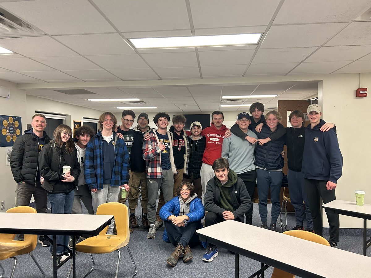 CATAMDG's tweet photo. Labre #1097: An alumni reunion and delicious steak dinner! 

No better way to spend Christmas Eve Eve than spreading smiles and holiday cheer to our friends on the streets. 

Thanks to our alumni and @SIHSRowing team for joining us! #AMDG ✝️🎄 https://t.co/QzOu8Rh2JY