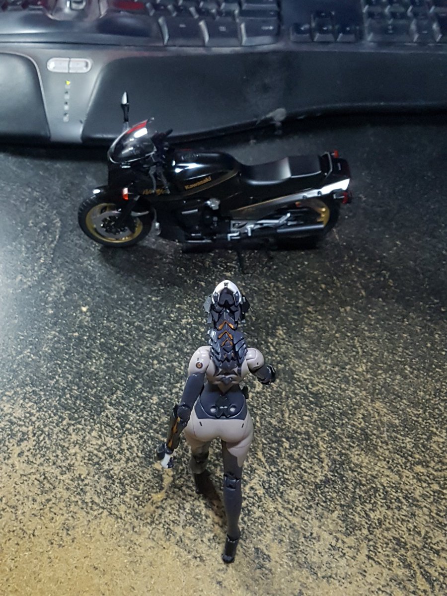TheLocalBard's tweet image. Thought she could use a motorcycle.  She&apos;s 1/12 scale and so is the motorcycle, but she&apos;s got REALLY long legs so it&apos;s a little awkward.  Looks good though!

#SnailShellStudio #SnailShellAssassin #Assassin #ToyPhotography @wozhike