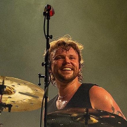 hourly ashton irwin tweet media