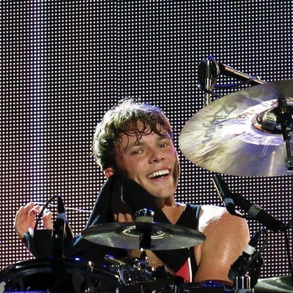 hourly ashton irwin tweet media