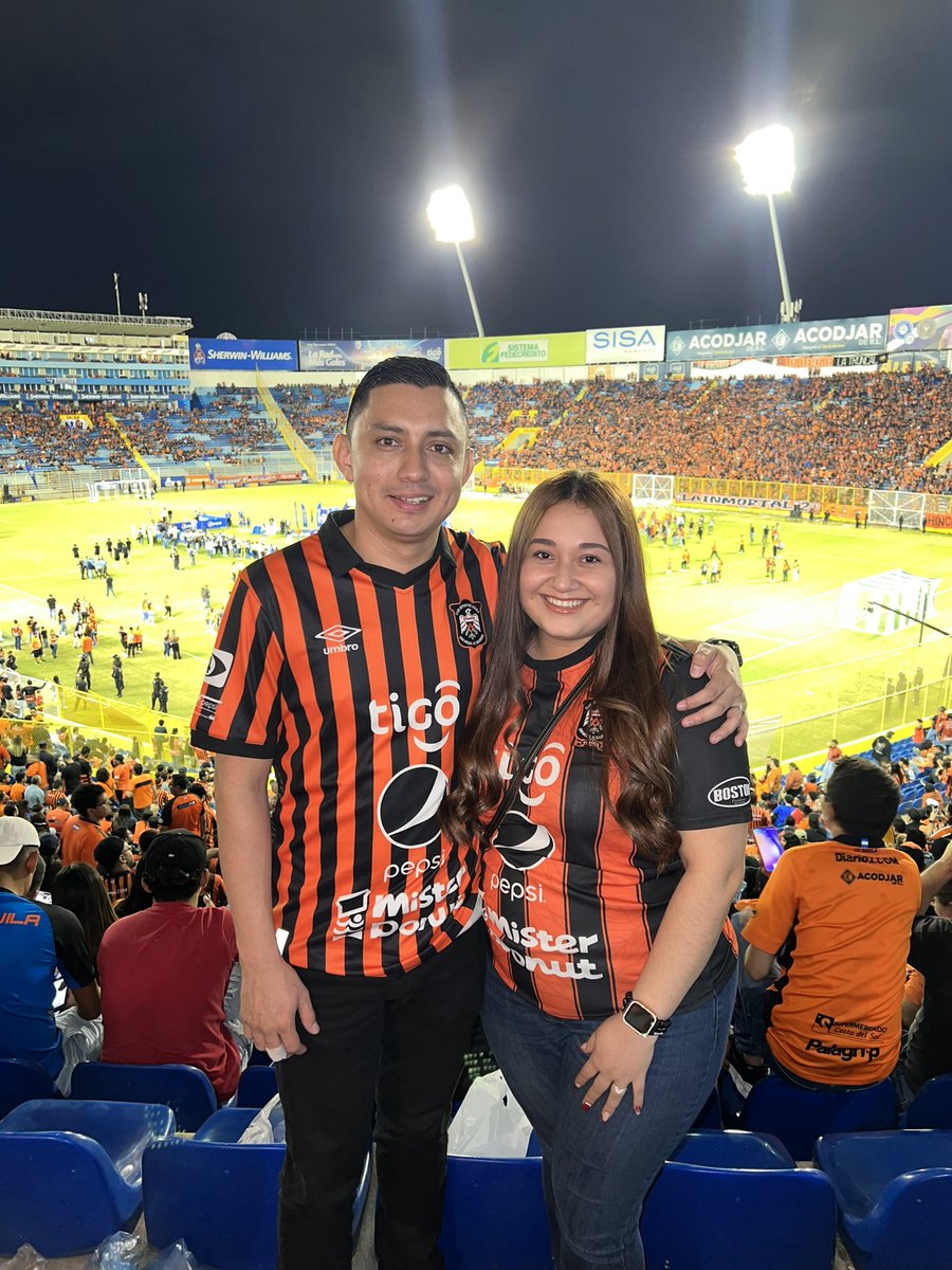 Somos Campeones 🖤🧡🖤 Alegría junto a mi bella esposa. <a href="/georginavbernal/">Georgina Bernal</a>