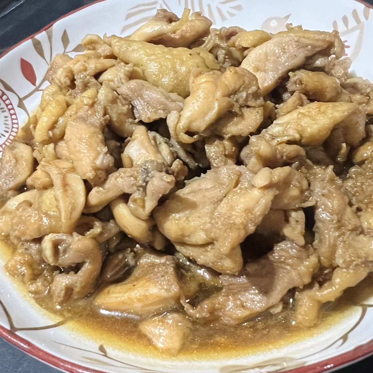 littlegeejee's tweet photo. หั่นน่องสะโพกไก่เป็นชิ้นพอคำ🍗คลุกกับสามเกลอ แต่งรสด้วย ซีอิ๊วขาว ดำ น้ำปลา น้ำตาลปี๊บ น้ำตาลทราย อย่างละนิด 

ผัดแบบคั่วๆ เคี่ยวสักเดี๋ยว ให้น้ำปรุงรสซึมเข้าเนื้อไก่, ได้ไก่กระเทียมพริกไทย��ปะบนข้าวสวย on top ด้วยไข่ดาว🍳 
หรือเสิร์ฟพร้อมข้าวต้มก็ดี🤩🤩

#geejeeมีเรื่องเล่า https://t.co/V7AOARryRz
