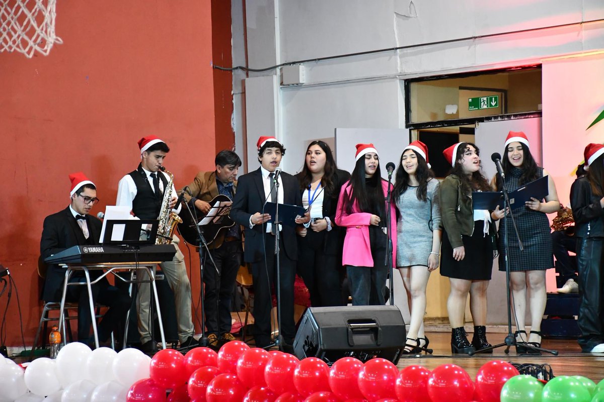 LiceodeCoronel's tweet photo. ♥️💚🎄 Una variedad de canciones navideñas, fueron interpretadas por estudiantes pertenecientes al Taller solidario de nuestro Liceo de Coronel. 
El concierto de navidad, tuvo por finalidad reunir ayuda para familias de escasos recursos. https://t.co/jA8Dx4Rc2y