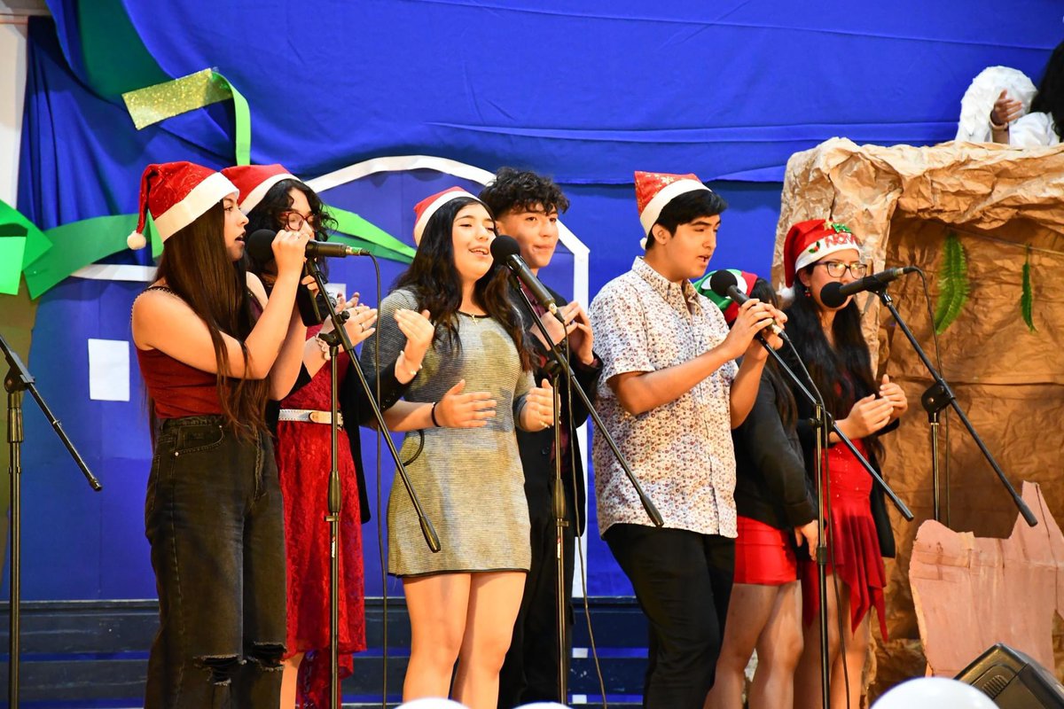 LiceodeCoronel's tweet photo. ♥️💚🎄 Una variedad de canciones navideñas, fueron interpretadas por estudiantes pertenecientes al Taller solidario de nuestro Liceo de Coronel. 
El concierto de navidad, tuvo por finalidad reunir ayuda para familias de escasos recursos. https://t.co/jA8Dx4Rc2y