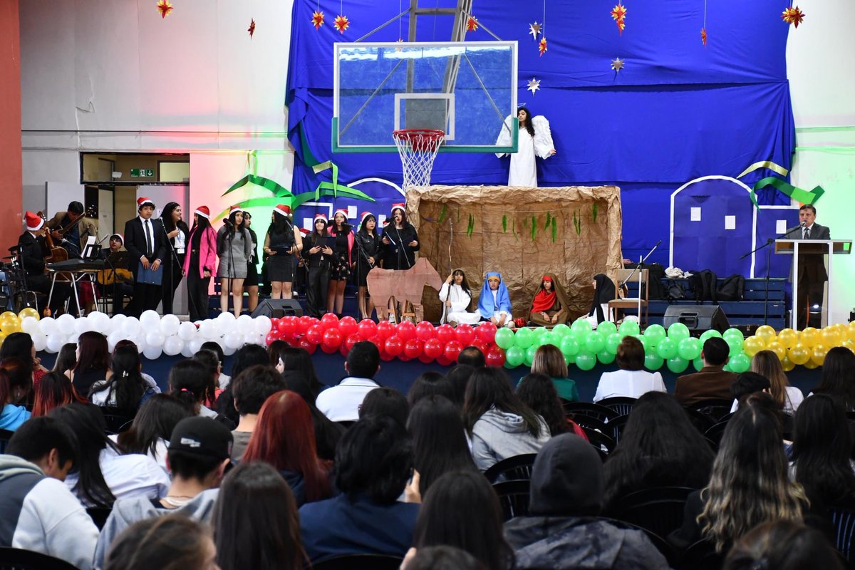 LiceodeCoronel's tweet photo. ♥️💚🎄 Una variedad de canciones navideñas, fueron interpretadas por estudiantes pertenecientes al Taller solidario de nuestro Liceo de Coronel. 
El concierto de navidad, tuvo por finalidad reunir ayuda para familias de escasos recursos. https://t.co/jA8Dx4Rc2y