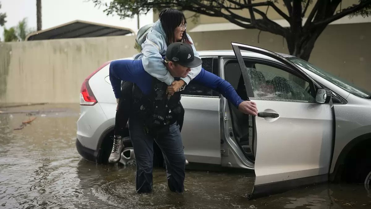 Outlookindia's tweet photo. #Photos | Pacific storm wreaks havoc in Southern California, unleashing torrential rain, flooding homes, and leaving drivers stranded in submerged cars.
#PacificStorm #SouthernCalifornia #Rain #Flooding
https://t.co/3phWeDO2If https://t.co/Cehn35uhEC
