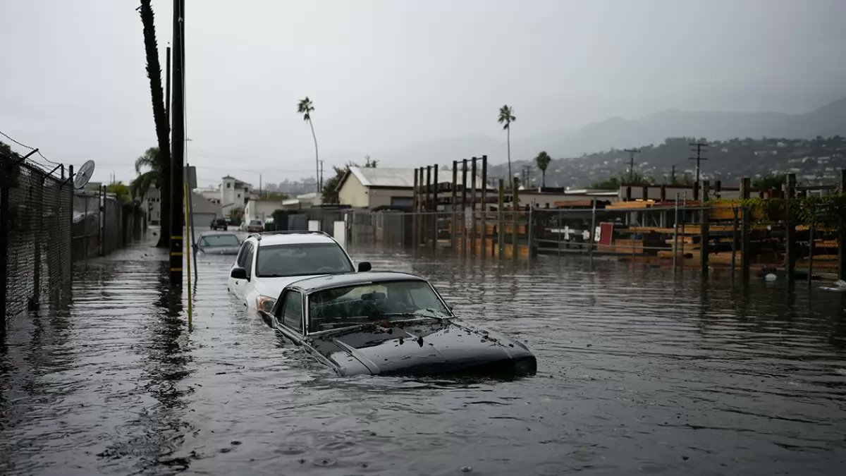 Outlookindia's tweet photo. #Photos | Pacific storm wreaks havoc in Southern California, unleashing torrential rain, flooding homes, and leaving drivers stranded in submerged cars.
#PacificStorm #SouthernCalifornia #Rain #Flooding
https://t.co/3phWeDO2If https://t.co/Cehn35uhEC