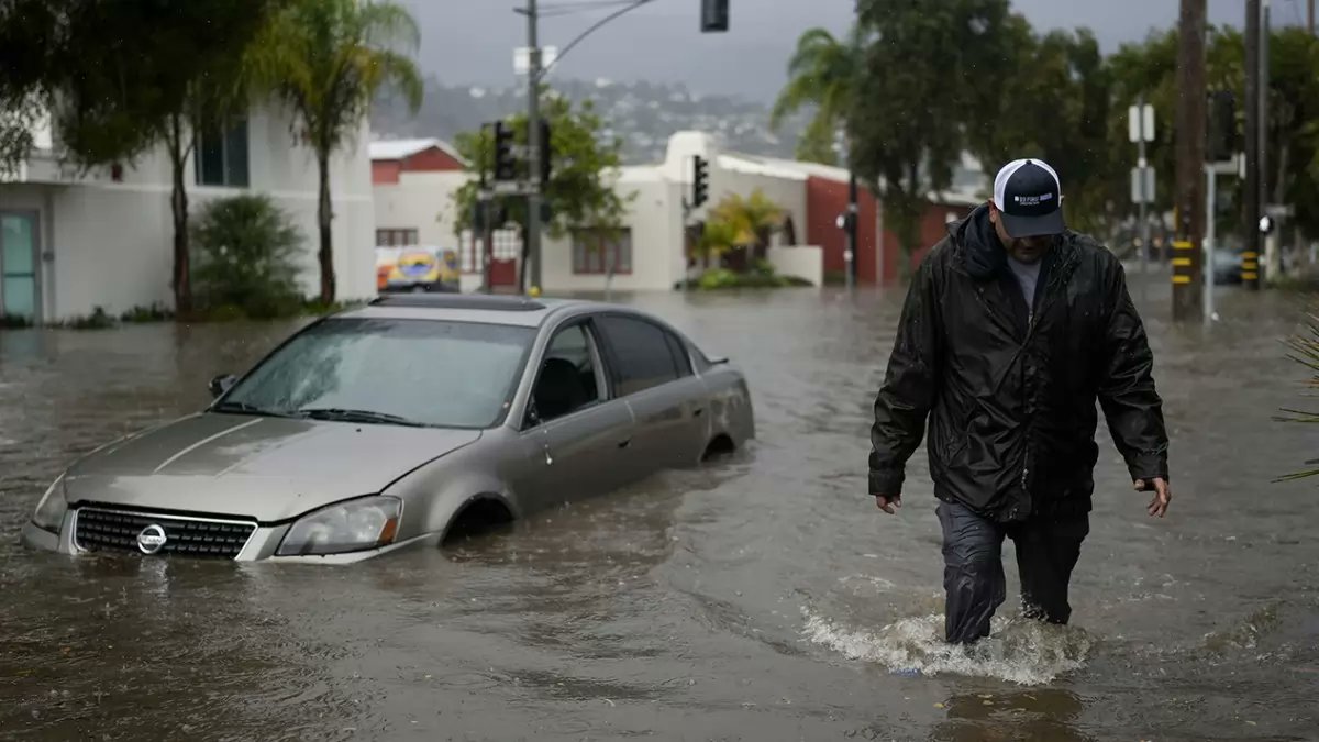 Outlookindia's tweet photo. #Photos | Pacific storm wreaks havoc in Southern California, unleashing torrential rain, flooding homes, and leaving drivers stranded in submerged cars.
#PacificStorm #SouthernCalifornia #Rain #Flooding
https://t.co/3phWeDO2If https://t.co/Cehn35uhEC