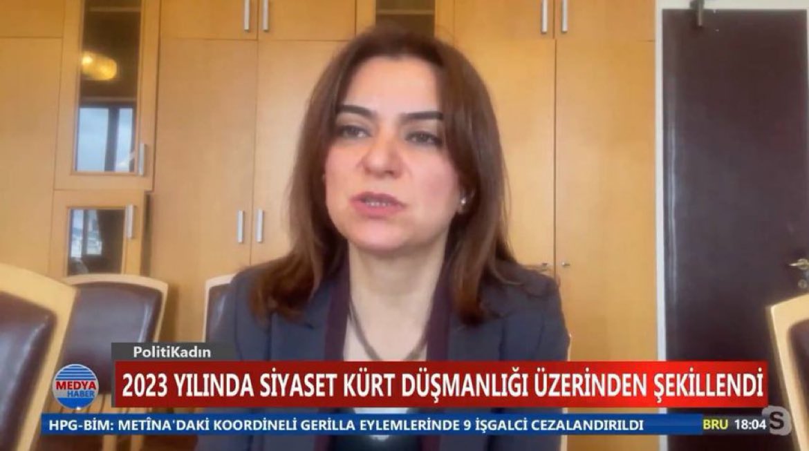 m3vzu's tweet photo. DEM Partisi Kars Milletvekili Gülistan Kılıç Koçyiğit’in konuşma yaptığı kanal pkk kanalı ve alt yazıda şehitlerimiz için “İşgalciler cezalandırıldı” yazıyor. 

Hepinizden özür dileyerek söylüyorum, BEN BU OROSPU ÇOCUKLARININ MAAŞLARINI ÖDEMEK İSTEMİYORUM! 

KRAVATLI TERÖRİSTLER BİTMEDEN,
SİLAHLI TERÖRİSTLER BİTMEZ!