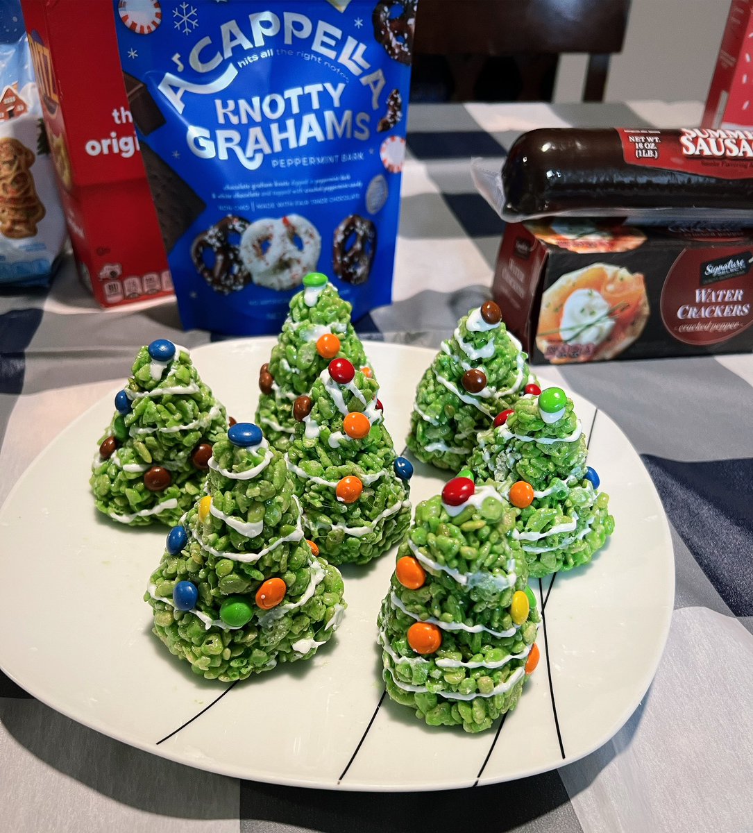 Some more Christmas Crafts from me and my kiddo 😂😂🎄🎄🎄 I love our rice crispy Christmas trees 🎄💕💕💕 #Christmas2023 #ChristmasTreats #FamilyTraditions