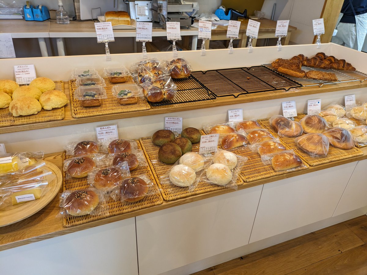 pyon_usax's tweet photo. #今年おいしかったもの
ベーカリー編②
【山梨・河口湖】MARUSAN BAKERY
地元の農作物のパンから王道パンまで種類豊富🍞
山梨県産桃のフルーツサンドは、甘さ控えめ生クリームが、桃本来の甘さや香りを引き立てとっても美味しい
さくさくクロワッサンやモチモチ生地のピーナッツパンなど王道パンも絶品 https://t.co/NN9vFPyTpJ