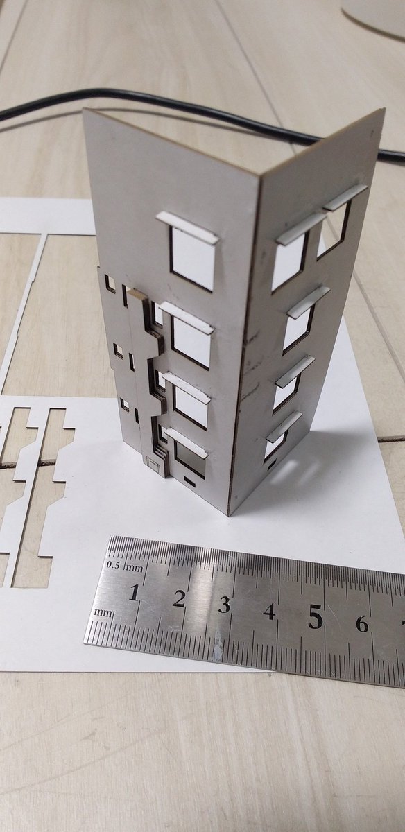 danchimodels's tweet image. 試作品の仮組立。
切り代が意外と狭いので、ラインのオフセットはもう少し少なくても良さそう。ダストシュートはもう少し厚みが欲しい。
ともあれ、自動でカットできるマシンが何とか使えるようになった。今まで手切りで作ってきたので、かなりの工数削減になります。
#レーザー加工機
#aufero