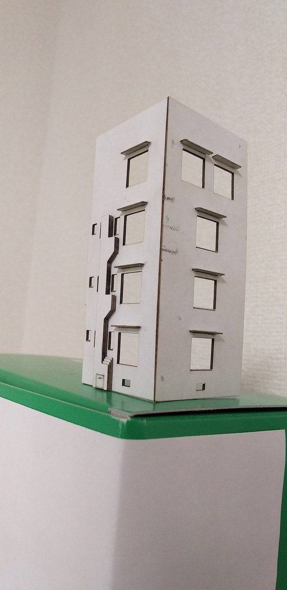 danchimodels's tweet image. 試作品の仮組立。
切り代が意外と狭いので、ラインのオフセットはもう少し少なくても良さそう。ダストシュートはもう少し厚みが欲しい。
ともあれ、自動でカットできるマシンが何とか使えるようになった。今まで手切りで作ってきたので、かなりの工数削減になります。
#レーザー加工機
#aufero