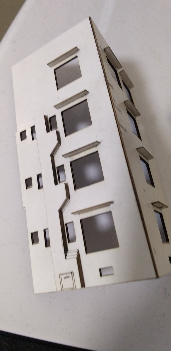 danchimodels's tweet image. 試作品の仮組立。
切り代が意外と狭いので、ラインのオフセットはもう少し少なくても良さそう。ダストシュートはもう少し厚みが欲しい。
ともあれ、自動でカットできるマシンが何とか使えるようになった。今まで手切りで作ってきたので、かなりの工数削減になります。
#レーザー加工機
#aufero