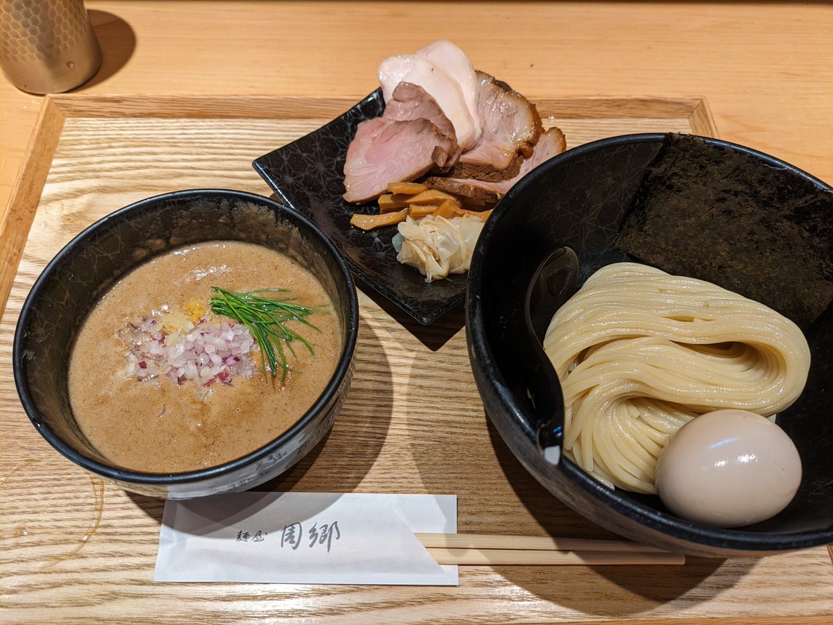 pyon_usax's tweet photo. #今年おいしかったもの
麺類編①
麺・スープ・メンマ・3種のチャーシュー。すべての具材にこだわりぬいた究極のつけ麺が食べられるお店
ラーメンは、年に数回しか食べない私ですが、ここのつけ麺は美味しすぎて、感動しました✨
カウンター5席しかない大人気店なので、並びますがもう一度食べたい https://t.co/2pInotJQjj