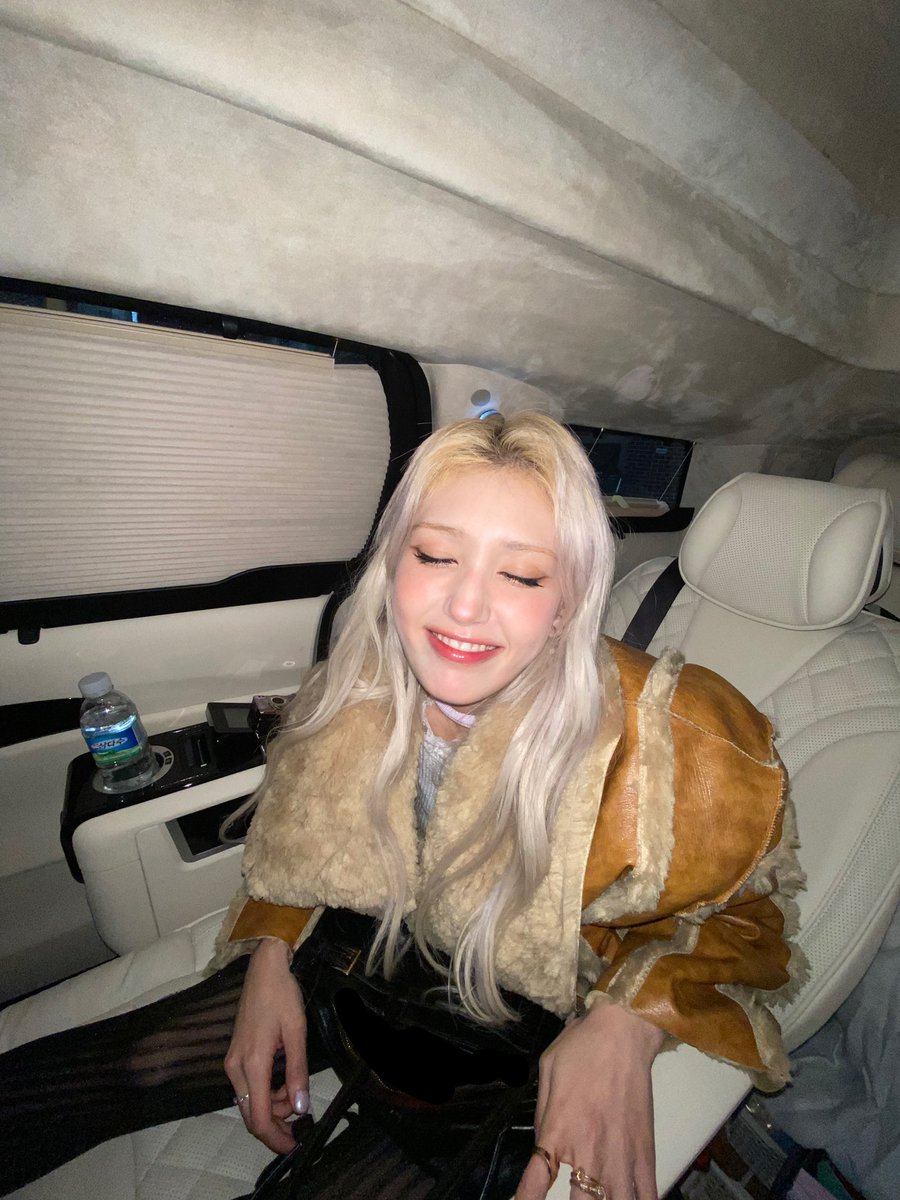 somi_official_'s tweet image. Watch ex mas special clip (M/V) before Christmas!!!!!!! Go now!!!