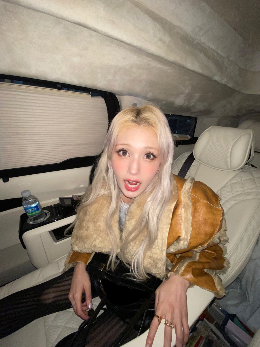 somi_official_'s tweet image. Watch ex mas special clip (M/V) before Christmas!!!!!!! Go now!!!