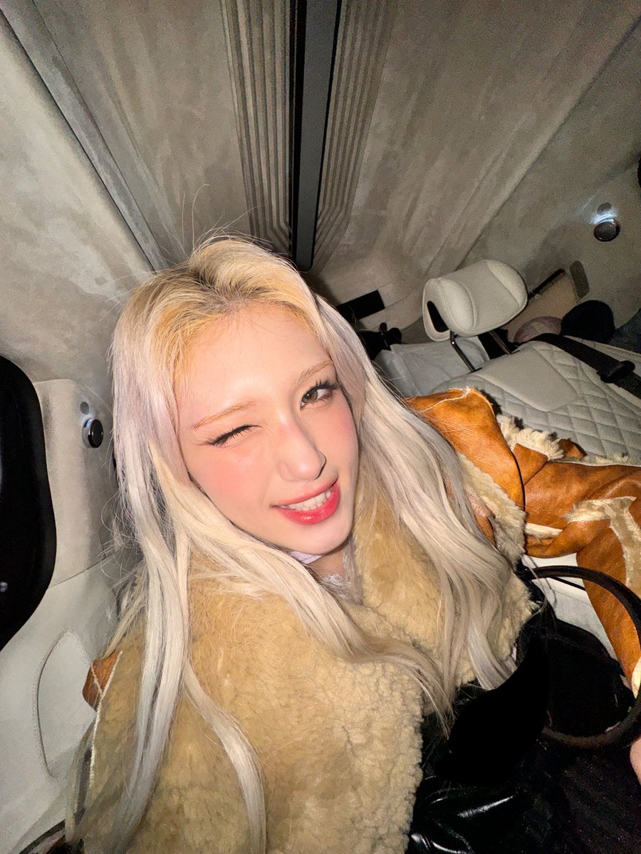 somi_official_'s tweet image. Watch ex mas special clip (M/V) before Christmas!!!!!!! Go now!!!