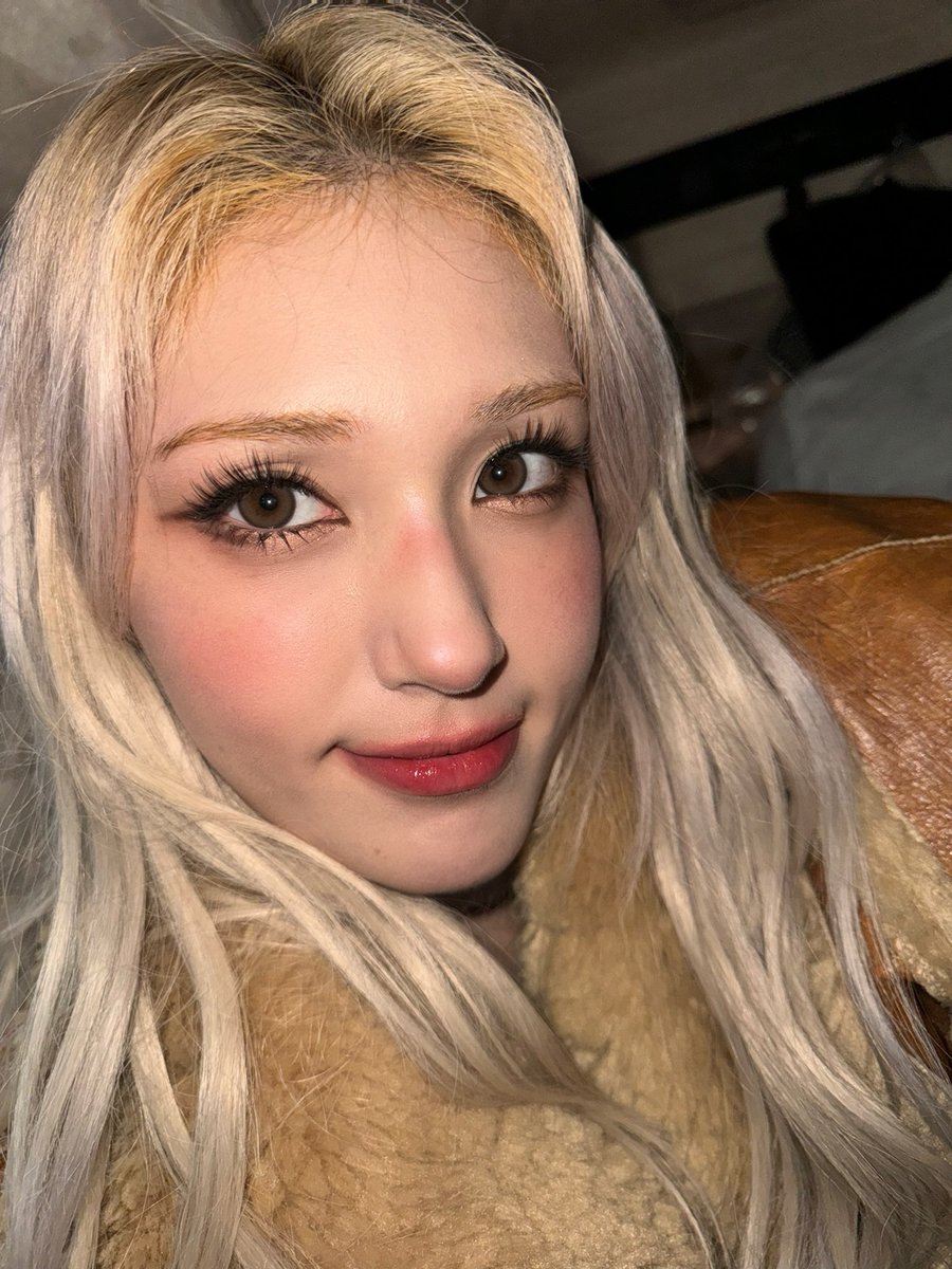 somi_official_'s tweet image. Watch ex mas special clip (M/V) before Christmas!!!!!!! Go now!!!