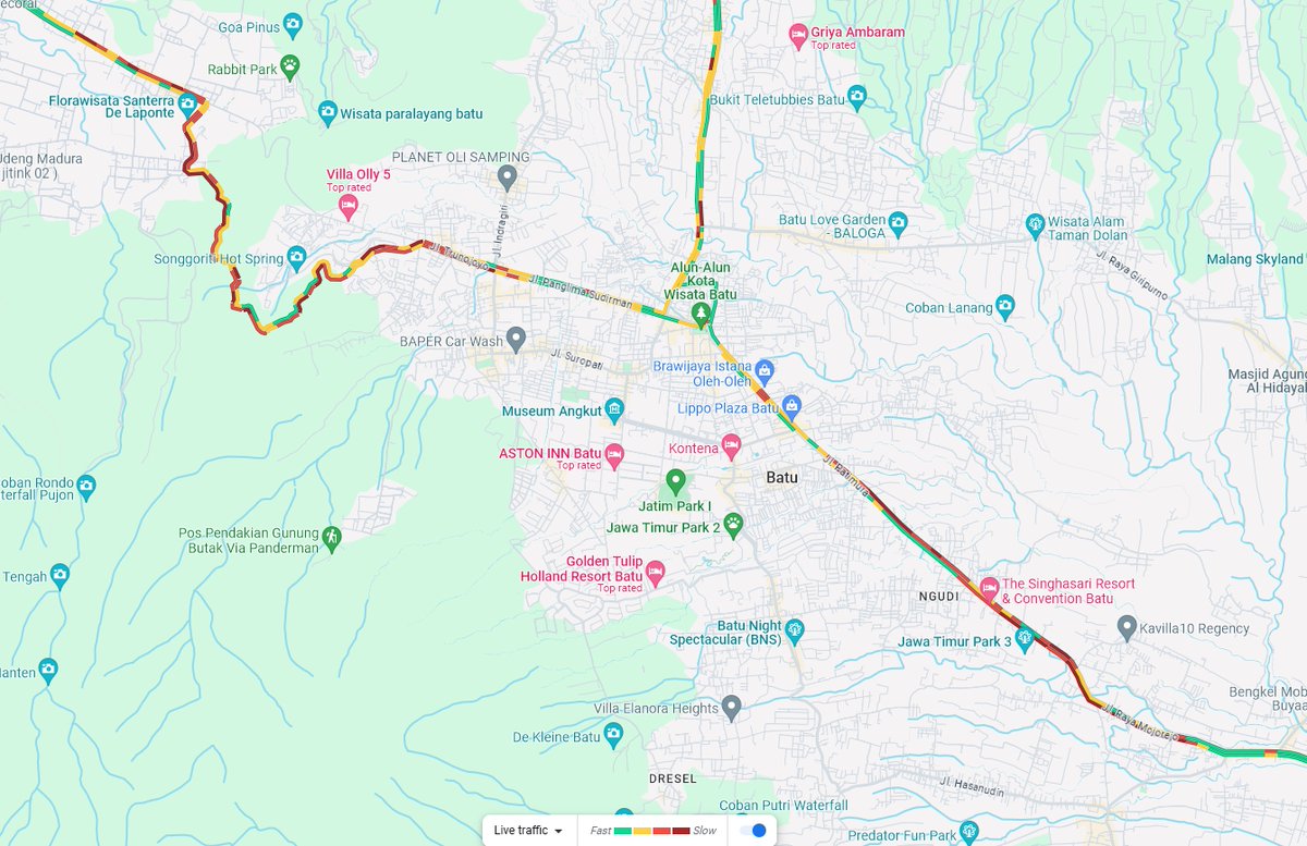 infomalang's tweet photo. Hari ini lalin di Kota Batu terpantau aduhdek. Exit tol Karanglo dan arah ke Karangploso mulai merambat. Kawasan Dinoyo yo wes bendino ngono iku. Arah MOG baik dari jl Tenes maupun jl Kawi sama2 merambatnya. https://t.co/AROE3OLBqP