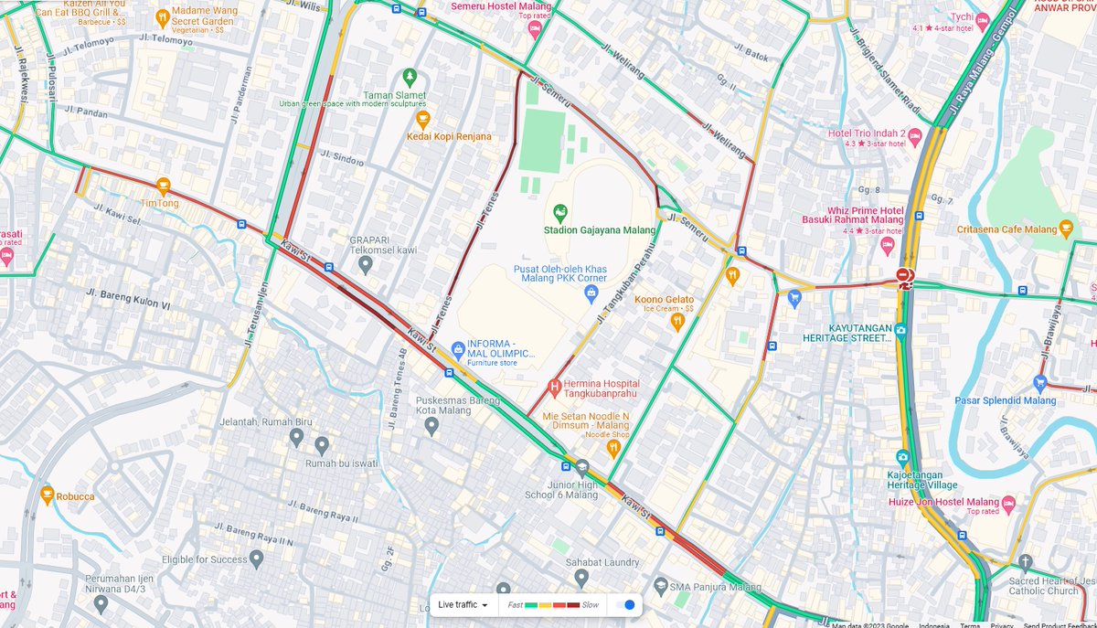 infomalang's tweet photo. Hari ini lalin di Kota Batu terpantau aduhdek. Exit tol Karanglo dan arah ke Karangploso mulai merambat. Kawasan Dinoyo yo wes bendino ngono iku. Arah MOG baik dari jl Tenes maupun jl Kawi sama2 merambatnya. https://t.co/AROE3OLBqP