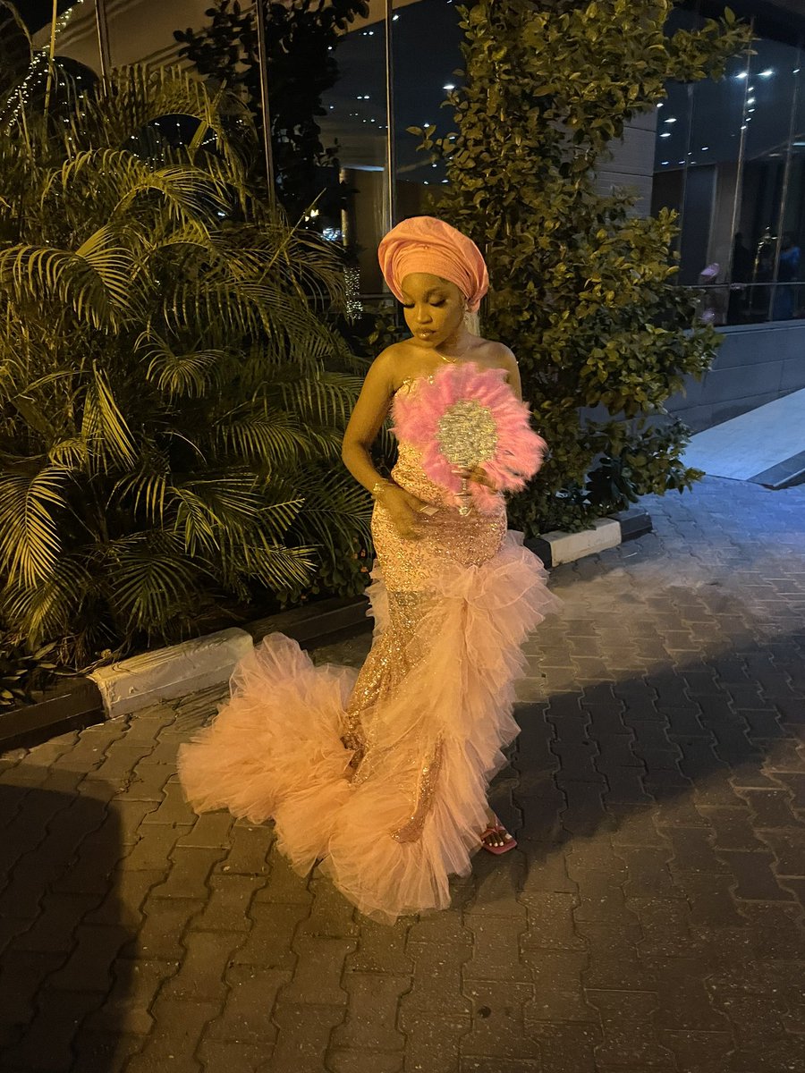 nessaislit's tweet photo. a little commotion for the dress💞 https://t.co/3TFX2zOYnC
