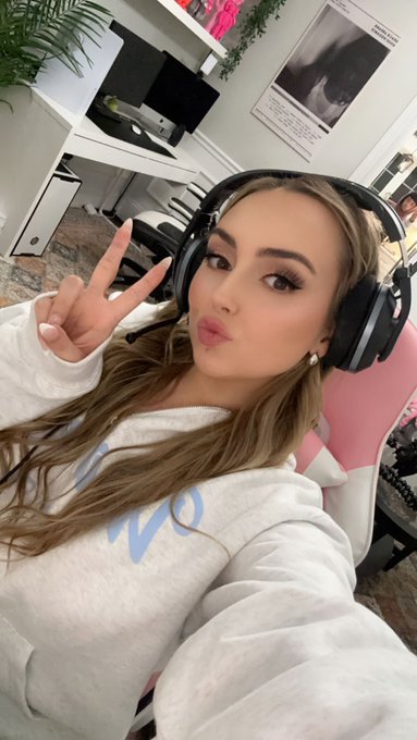 just a gamer girl https://t.co/H6QAEA54uZ