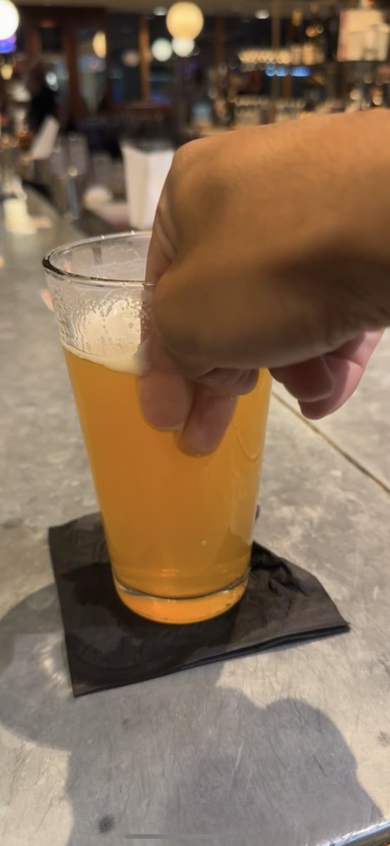 Raida_Los's tweet photo. This bar has airplanes โ๏ธโ๏ธโ๏ธ#BringHomeTheTroops #USA
FUCK YOU @JoeBiden https://t.co/Hx4wp64Rts