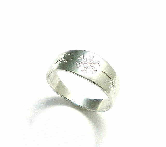 Ankh_Craft's tweet photo. 雪の結晶と星のシルバーリング

雪の結晶模様と星のシルバーリングです。

リング中央には雪の結晶模様、両脇に星をイメージした模様をタガネで手彫りしています。

https://t.co/7Lu3RYw2zY

#シルバーリング #雪 #雪の結晶 #星 #星のリング #雪の結晶アクセサリー https://t.co/hqGk0W7jjM