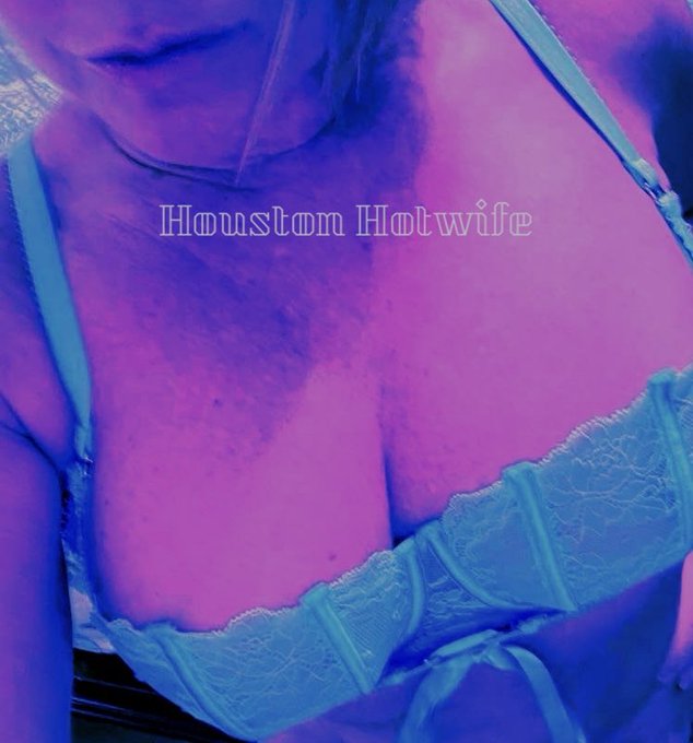 Officially on the Naughty List 😈🧑&zwj;🎄  #OFGirl #Milf #Hotwife https://t.co/VDjsCtUQ5L<a href="/tag/ofgirl"class="tags">#OFGirl</a><a href="/tag/milf"class="tags">#Milf</a><a href="/tag/hotwife"class="tags"><span>#hotwife</span></a>