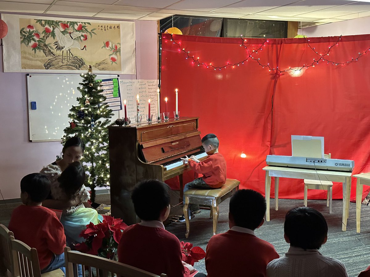 BHA held our first Winter Recital to celebrate the conclusion of our first semester! Students sang “Descendants of the Dragon” (龙的传人), followed by piano solos, recitation of “Three Character Classic” (三字经) and Tang Dynasty poems (唐诗), and concluded with “Deck the Hall!”