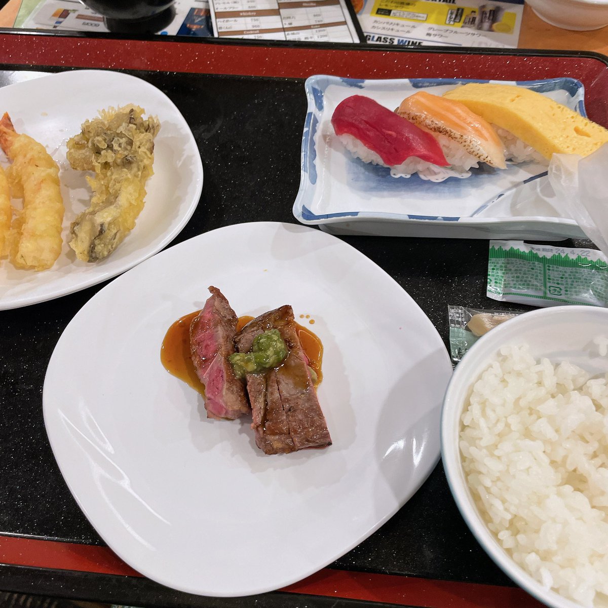 shinichitani's tweet photo. メリークリスマス🎄
パパンだはバイキングが好き
寿司、天ぷら、肉、ライス。
バイキングだから好きなものが揃った笑
#パパンだ #娘ちゃそ #papanda https://t.co/Fxgb4UiiKj