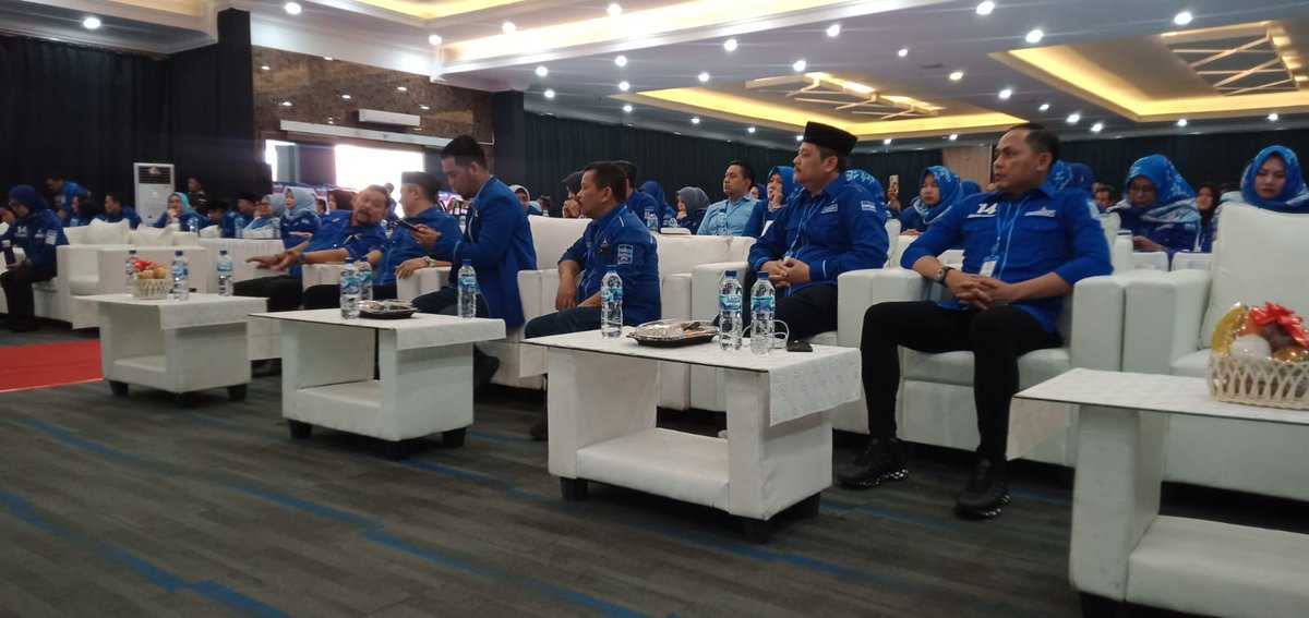 firdaus_julham's tweet photo. Ketua DPC DEMOKRAT TANGSEL bersama caleg-caleg DEMOKRAT TANGSEL hadiri bimtek caleg se-provinsi Banten bersama kita kuat bersatu kita bangkit Tangerang Selatan juara @AgusYudhoyono @Andiarief__ @BakomstraKota @OssyDermawan @renandabachtar @via_jayabaya1 https://t.co/4g5NJ72TzP