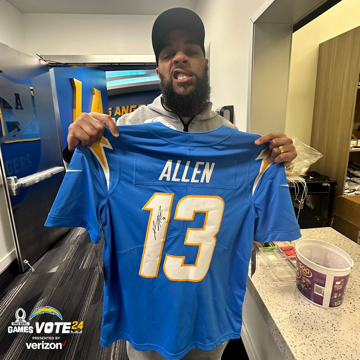 who wants it !! 1 repost = 2 votes ⚡️ #probowlvote @Keenan13Allen